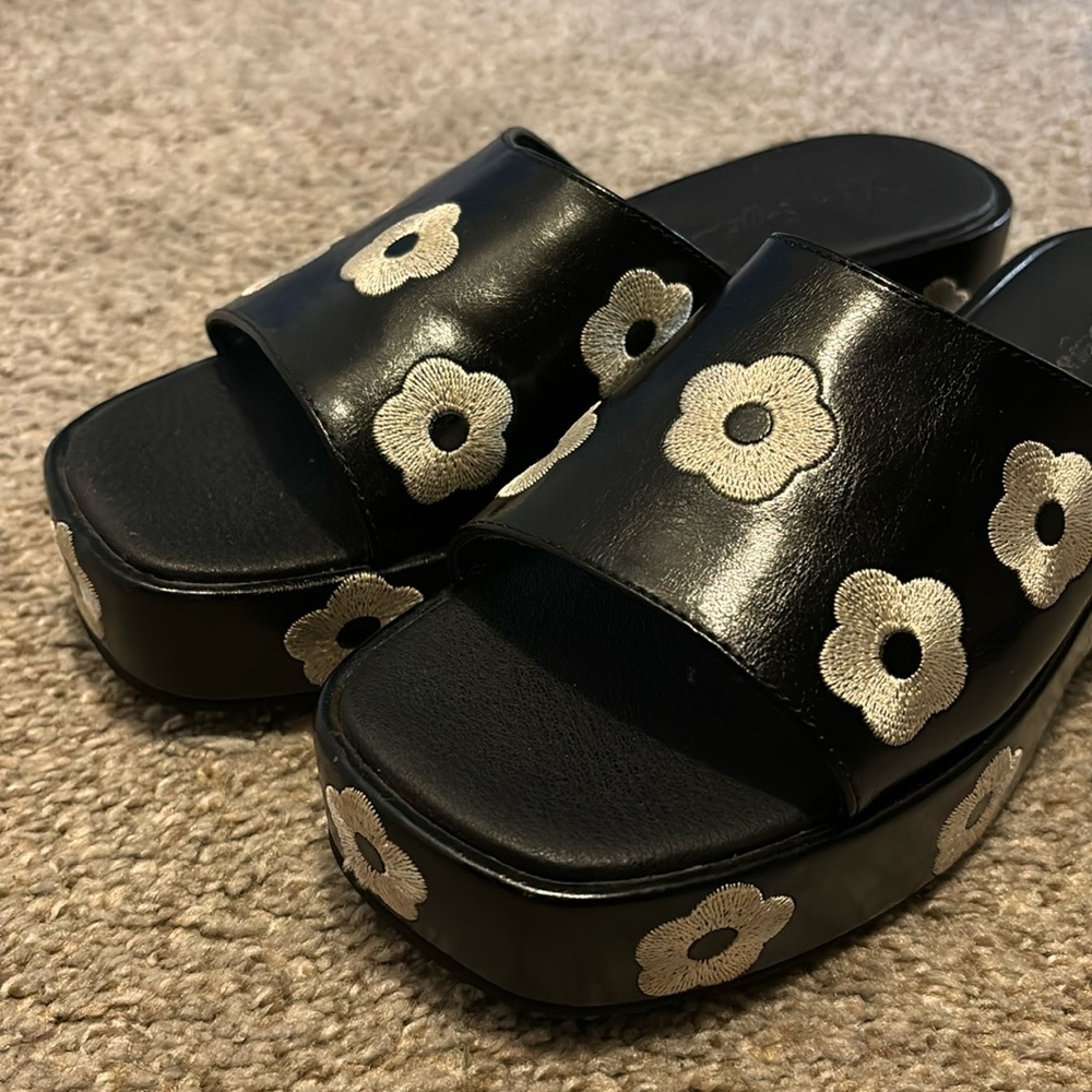 Lisa Says Gah Dakota black/white daisy platform shoes 7.5